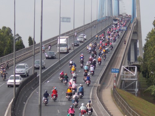 Nhiều phương tiện xe ô tô kẹt cứng giữa cầu Mỹ Thuận 