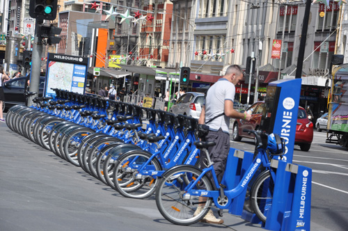 Xe đạp công cộng để sẵn tại trung tâm TP.Melbourne (Úc) - Ảnh: Thanh Tùng
