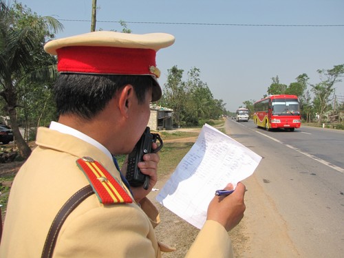 Lực lượng CSGT tổ chức đón dừng xe vi phạm, xử lý tại xã Hưng Thủy, huyện Lệ Thủy