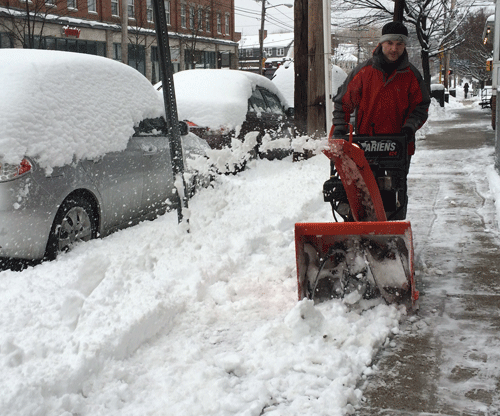 Các loại xe gạt tuyết của chính quyền thành phố hoạt động hết công suất 7