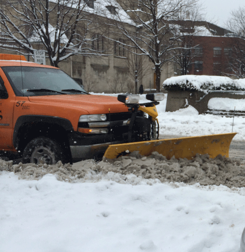 Các loại xe gạt tuyết của chính quyền thành phố hoạt động hết công suất 8
