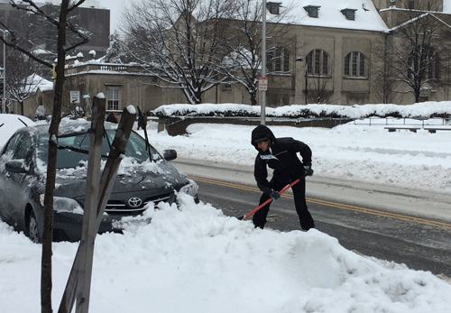 Nhiều người muốn lấy xe đi làm phải dùng xẻng đào tuyết