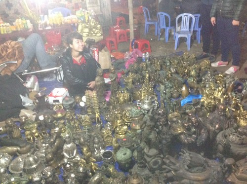 Chủ quầy đồ cổ ở chợ Viềng Nam Giang Lê Văn Thạnh đi ngủ, giao cho con trông hàng vì ít khách