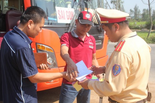 Lực lượng CSGT kiểm tra một xe khách trên QL 1 qua Quảng Nam