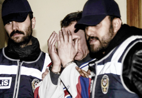 Cảnh sát Thổ Nhĩ Kỳ áp giải nghi phạm không tặc (giữa) ngày 7.2 - Ảnh: AFP