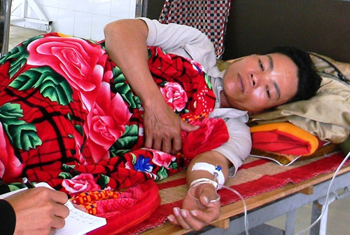 Các bệnh nhân đang được điều trị tại Trung tâm Y tế H.Phú Ninh do ngộ độc do ăn sứa biển