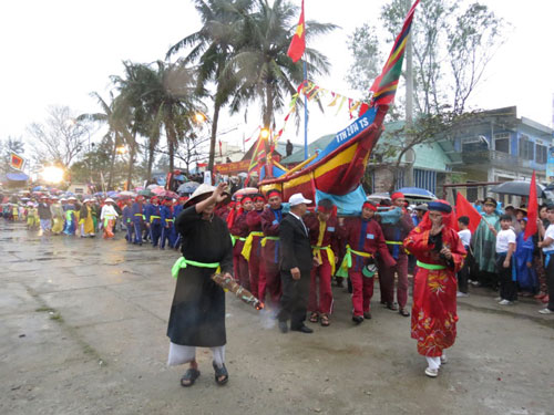 Nghi thức lễ hạ thuyền xuất hành ra khơi của ngư dân làng Thai Dương, thị trấn Thuận An - Ảnh: B.N.L