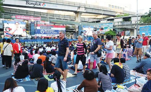 Du khách nước ngoài “tham quan” khu vực biểu tình ở Bangkok - Ảnh: Bạch Dương