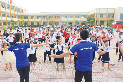 Các thành viên Dấu chân xanh dạy múa dân vũ cho HS tiểu học trong một chuyến tình nguyện tại Đồng Nai