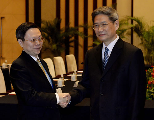 Ông Trương Chí Quân (phải) và ông Vương Úc Kỳ tại Nam Kinh ngày 11.2 - Ảnh: AFP