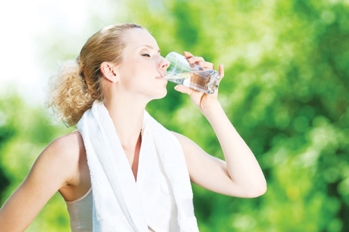 Bổ sung đủ nước để giữ gìn sức khỏe - Ảnh: Shutterstock