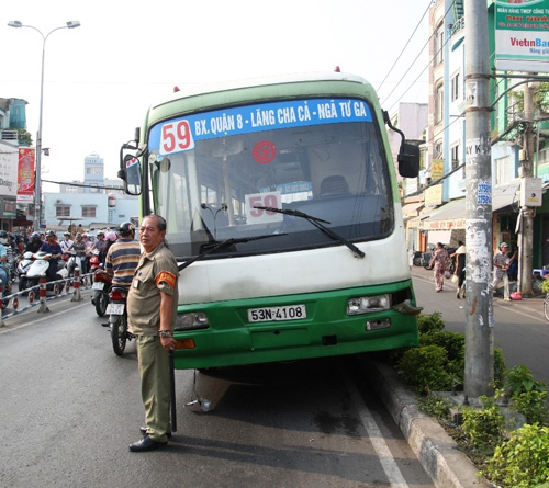 Mất thắng, xe buýt gây tai nạn liên hoàn