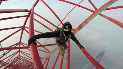 “Ninja Nga” chinh phục Tháp Thượng Hải - Ảnh chụp từ clip