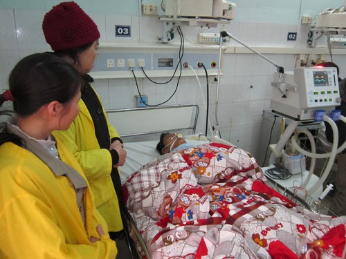 Anh Lê Văn Hùng đang được cấp cứu tại Bệnh viện đa khoa Thanh Hóa trong tình trạng bị hôn mê sâu