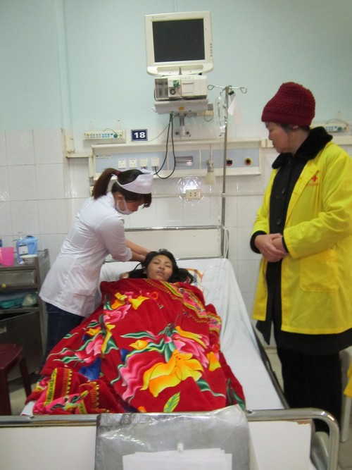 Chị Nguyễn Thị Thái (vợ anh Hùng) đã dần hồi tỉnh và đang được các bác sĩ điều trị trong phòng đặc biệt