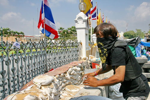 Người biểu tình leo lên bức tường bê tông chắn trước cổng tòa nhà chính phủ - Ảnh: Minh Quang