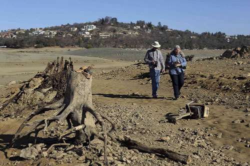Nhiều vùng ở California trở nên khô cằn, nứt nẻ do đợt hạn hán tồi tệ - Ảnh: Reuters