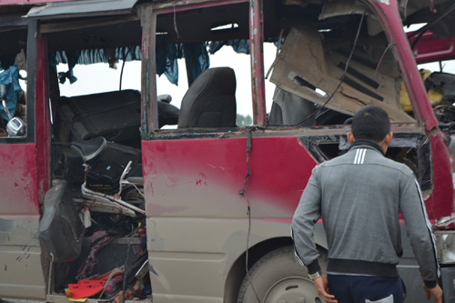 Xe khách bị hư hỏng nặng sau vụ nổ - Ảnh: N.Phê