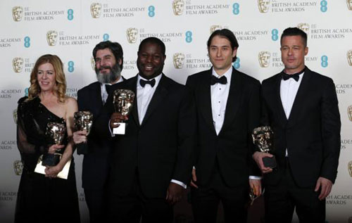 Đạo diễn Steve McQueen (thứ 3 từ trái sang) c20 năm Giữ mãi yêu thươngùng Dede Gardner, Anthony Katagas, Jeremy Kleiner và Brad Pitt (từ trái sang) tại lễ trao giải BAFTA 2014 - Ảnh: Reuters