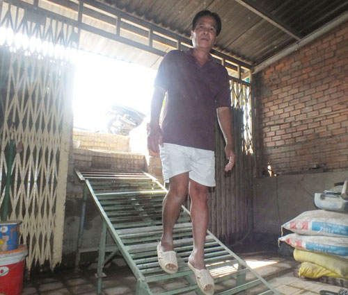 Ông Nguyễn Phước Tân làm cầu thang để lên xuống nhà, còn xe máy ông phải đem đi gửi