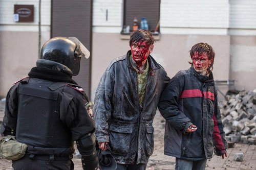Người biểu tình đổ máu trong cuộc đụng độ với cảnh sát ngày 18.2 - Ảnh: Reuters