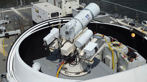 Hệ thống súng laser chuẩn bị được triển khai trên tàu chiến USS Ponce tại vịnh Ba Tư - Ảnh: U.S Navy