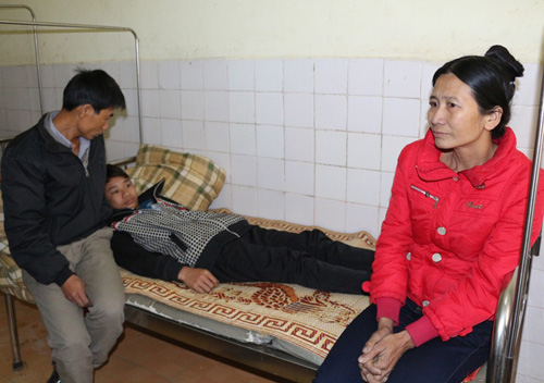 Em Phan Văn Chung (15 tuổi, học sinh lớp 8A, trường THCS Hương Bình) hiện đang nằm điều trị tại Bệnh viện Đa khoa huyện Hương Khê vì bị thầy giáo tát - Ảnh: Đức Quyền