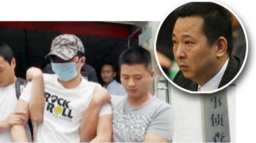 Cảnh sát bắt một thành viên Tập đoàn Hán Long (trái) dưới trướng Lưu Hán (ảnh nhỏ) - Ảnh: Chụp từ clip của CCTV 13/Soundofhope.org