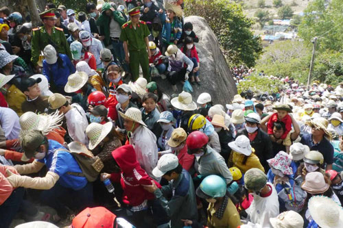 Dòng người đông nghịt chen nhau lên chùa Ông Núi - Ảnh: Hoàng Trọng
