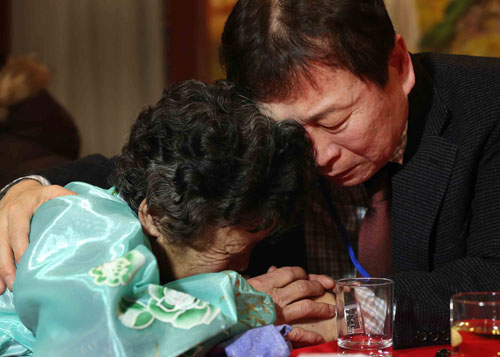 Ông Kim Young-Bok (phải) từ Hàn Quốc ngậm ngùi chia tay với chị gái Kim Myung-ja ở Triều Tiên ngày 22.2, sau khi đã gặp nhau - Ảnh: AFP
