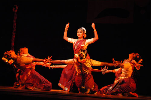 Một điệu múa Ấn Độ - Ảnh: T.L