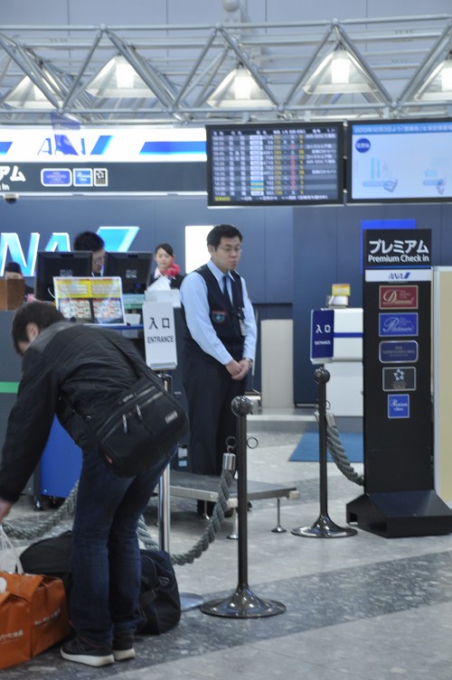 Cách mà một nhân viên vui vẻ như là an ninh soi chiếu ở sân bay New Chitose  đứng đợi hành khách chuyển hành lý vào máy soi. Ở họ toát lên vẻ chuyên nghiệp, thái độ phục vụ chứ không phải quản lý hay kiểm soát, tôn trọng, thậm chí là lễ phép