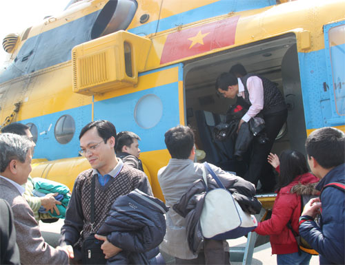 Lãnh đạo UBND tỉnh Lai Châu ra đón đoàn Bác sỹ lên tăng cường cho BVĐK tỉnh Lai Châu