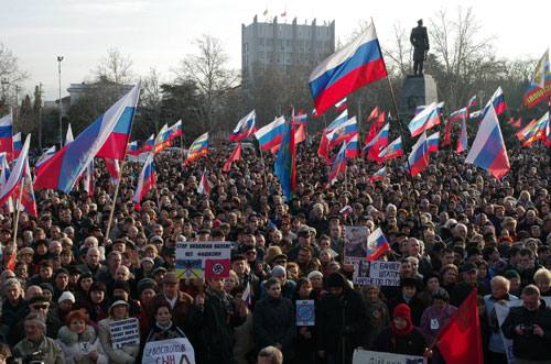 Người dân Sevastopol phản đối cuộc chính biến ở Kiev - Ảnh: AFP