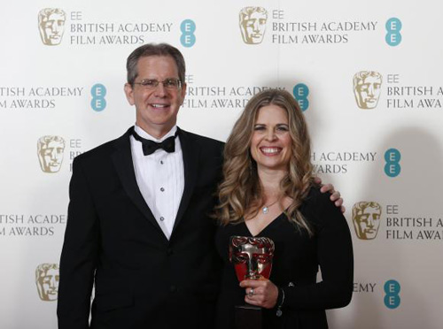 Đạo diễn Chris Buck và Jennifer Lee đoạt giải BAFTA 2014 trong hạng mục Phim hoạt hình cho phim Frozen - Ảnh: Reuters