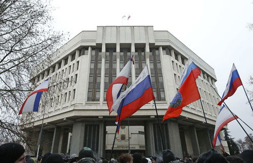 Người biểu tình thân Nga vẫy cờ bên ngoài trụ sở nghị viện Crimea ngày 27.2 - Ảnh: Reuters