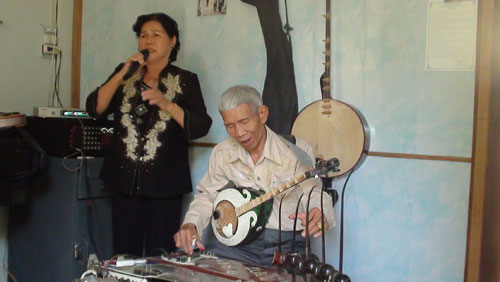 Vợ chồng tài tử Lê Thanh Quí - Trang Kim Tuyến biểu diễn khúc Lưu thủy trường với loại nhạc cụ “lạ” - Ảnh: Tiến Trình