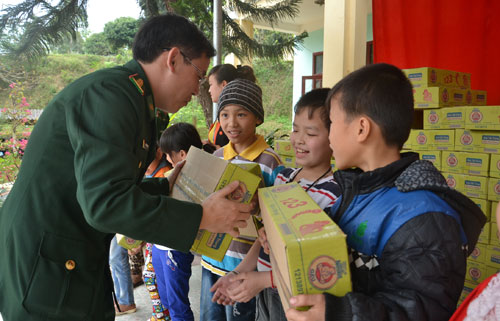 Cán bộ, chiến sĩ Đồn biên phòng H.Bát Xát (Lào Cai) tặng sữa cho các em học sinh - d
