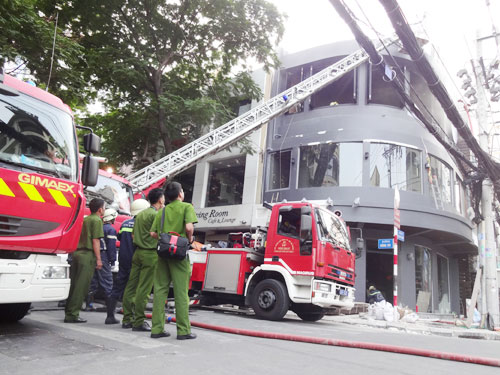 Cháy quán cà phê giữa trung tâm thành phố