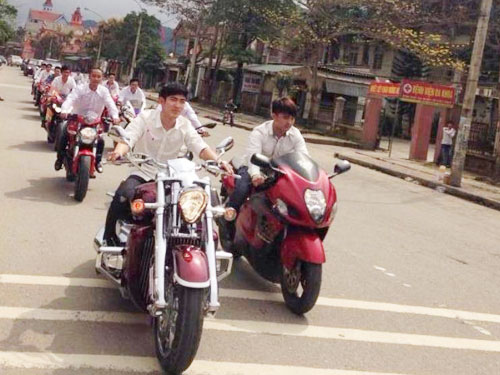 Truy tìm đoàn mô tô ‘hộ tống’ rước dâu vi phạm giao thông