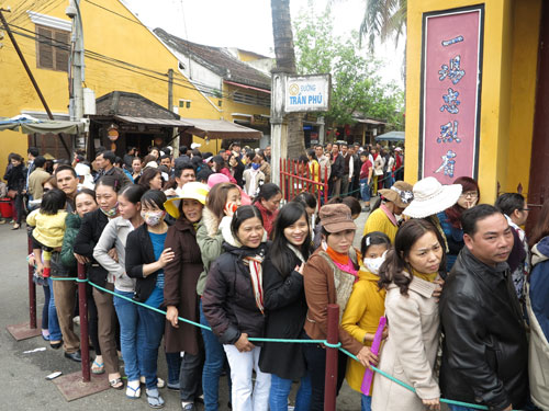 Hội An, Quảng Nam: Hàng vạn người xếp hàng từ 2g sáng để lễ chùa 1
