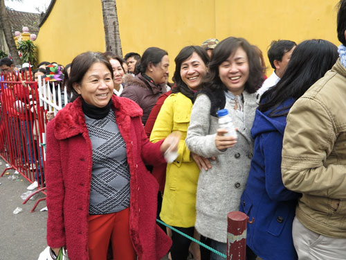 Hội An, Quảng Nam: Hàng vạn người xếp hàng từ 2g sáng để lễ chùa 3