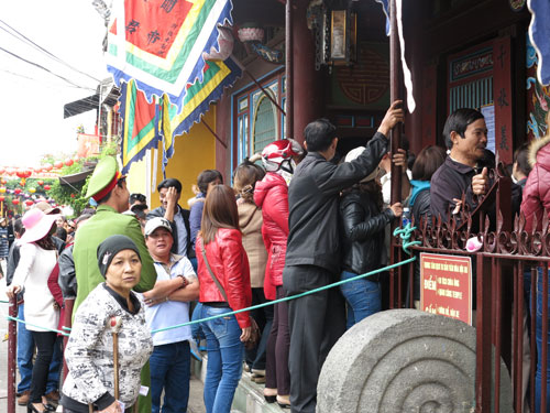 Hội An, Quảng Nam: Hàng vạn người xếp hàng từ 2g sáng để lễ chùa 4