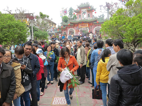Hội An, Quảng Nam: Hàng vạn người xếp hàng từ 2g sáng để lễ chùa 5