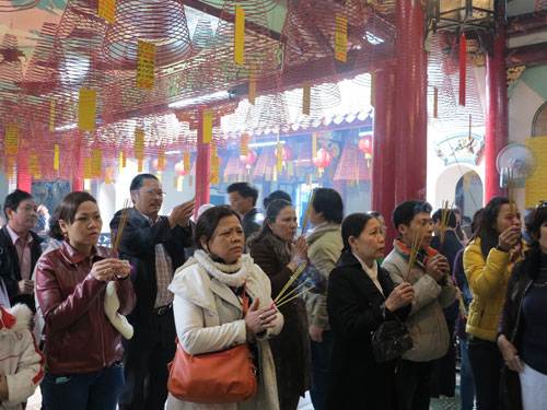 Hội An, Quảng Nam: Hàng vạn người xếp hàng từ 2g sáng để lễ chùa 6