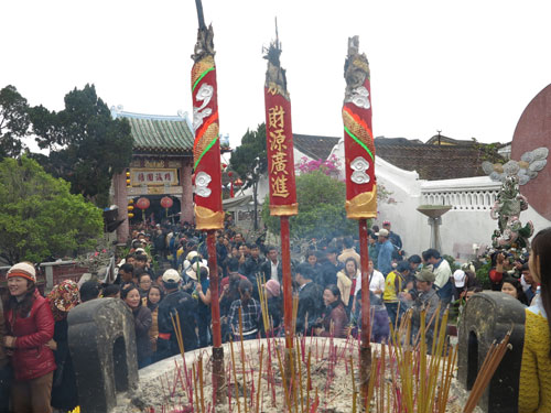 Hội An, Quảng Nam: Hàng vạn người xếp hàng từ 2g sáng để lễ chùa 7