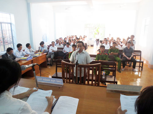 Gay cấn phiên tòa xét xử cán bộ Sở TN-MT Bình Thuận