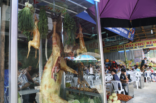 Trẩy hội, du khách bị lừa mua "thịt thú rừng" ở chùa Hương 10