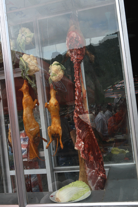 Trẩy hội, du khách bị lừa mua "thịt thú rừng" ở chùa Hương 12
