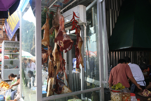 Trẩy hội, du khách bị lừa mua "thịt thú rừng" ở chùa Hương 8